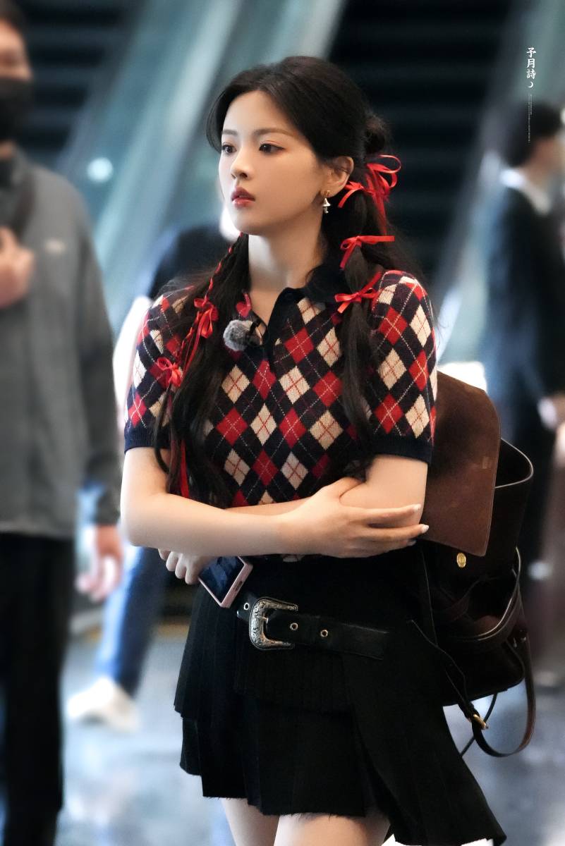 杨超越学院风造型清纯靓丽 红丝带双马尾别致吸睛