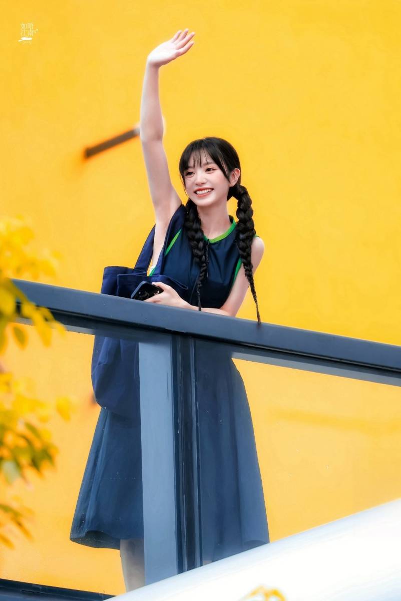田曦薇扎双马尾温婉秀美 与粉丝互动表情灵动可爱