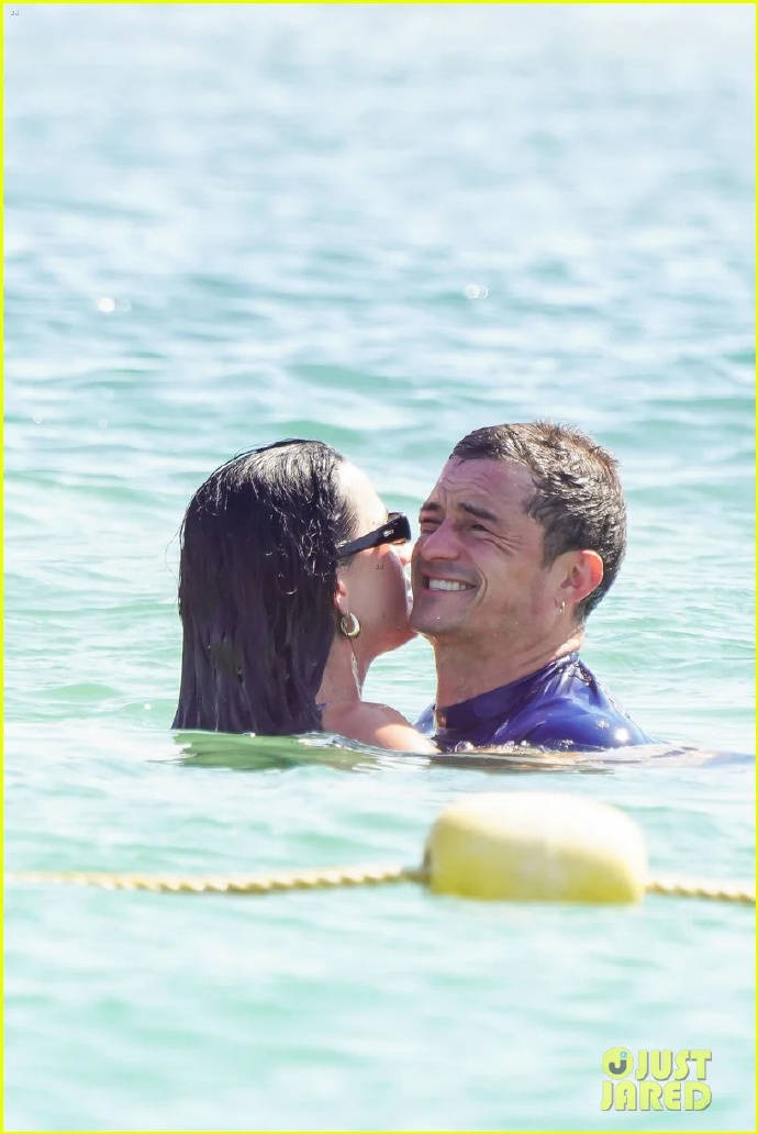 水果姐穿格纹泳装秀身材 和男伴海边度假欢乐甜蜜