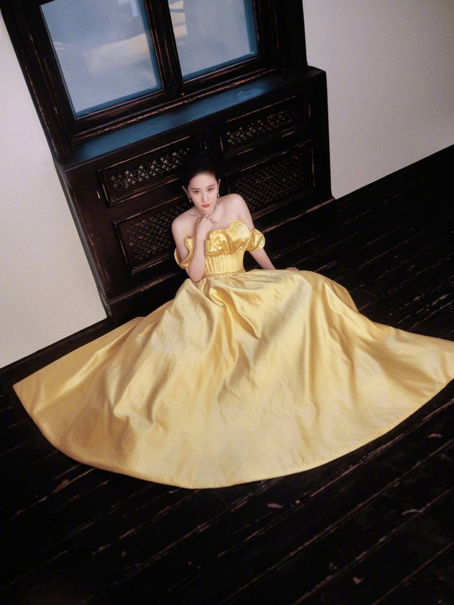 刘亦菲身穿黄色抹胸裙 身姿妙曼婀娜仙气十足-搜狐大视野-搜狐新闻