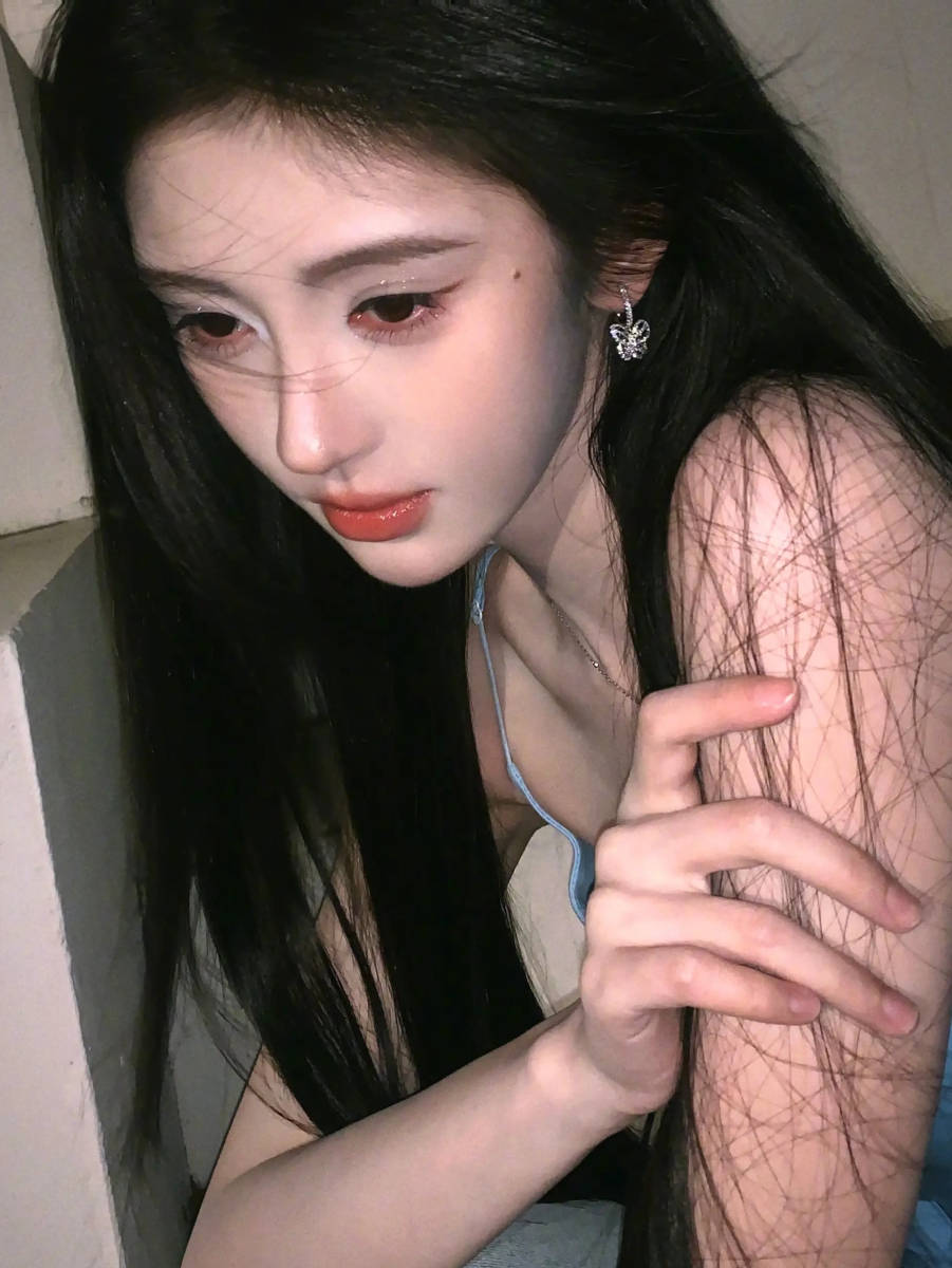 鞠婧祎穿蓝色抹胸裙秀骨架 高挑眼线营造盛夏氛围