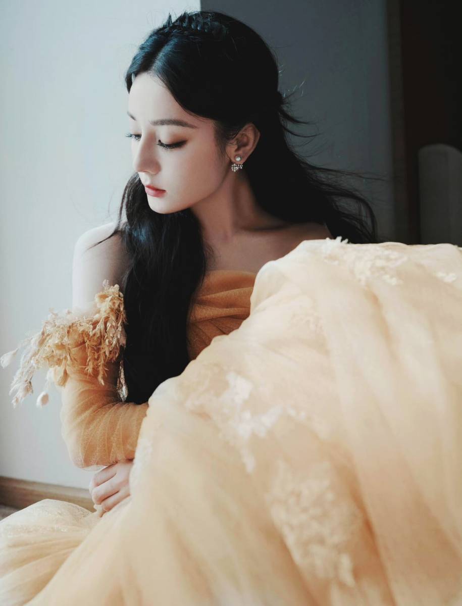 迪丽热巴金色长裙造型:优雅唯美女神!