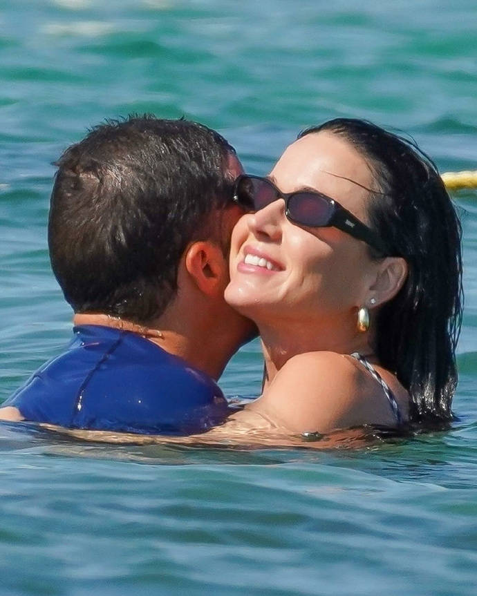 水果姐穿格纹泳装秀身材 和男伴海边度假欢乐甜蜜