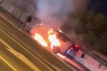 西安保时捷行驶途中突然起火：车被烧成空架 车