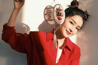 百万粉丝主播直播间夸张剧情演绎：售卖“山寨货