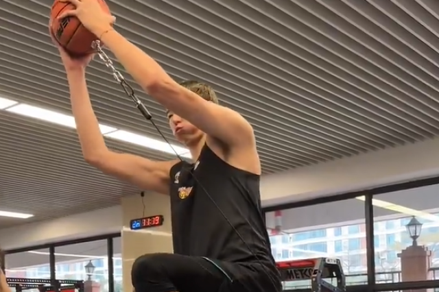 长大了一岁杨洋低头看手机差点走错路 发现后四处看谢霆锋王菲再同框