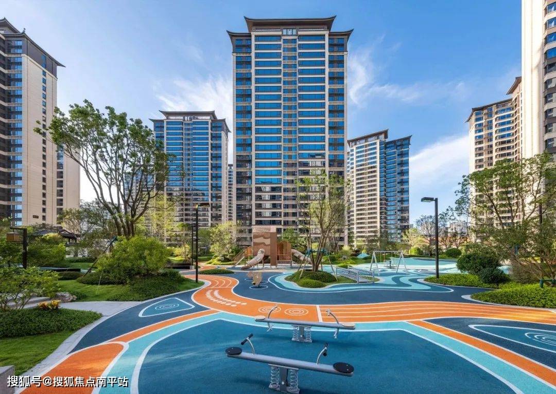 水头建发映月实景图藏在园林中的泳池.