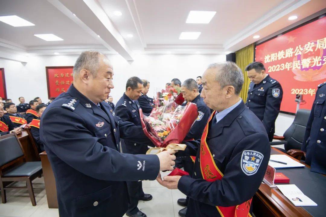 公安处党委班子成员为退休民警颁发了从警纪念章,纪念照,退休证,退休