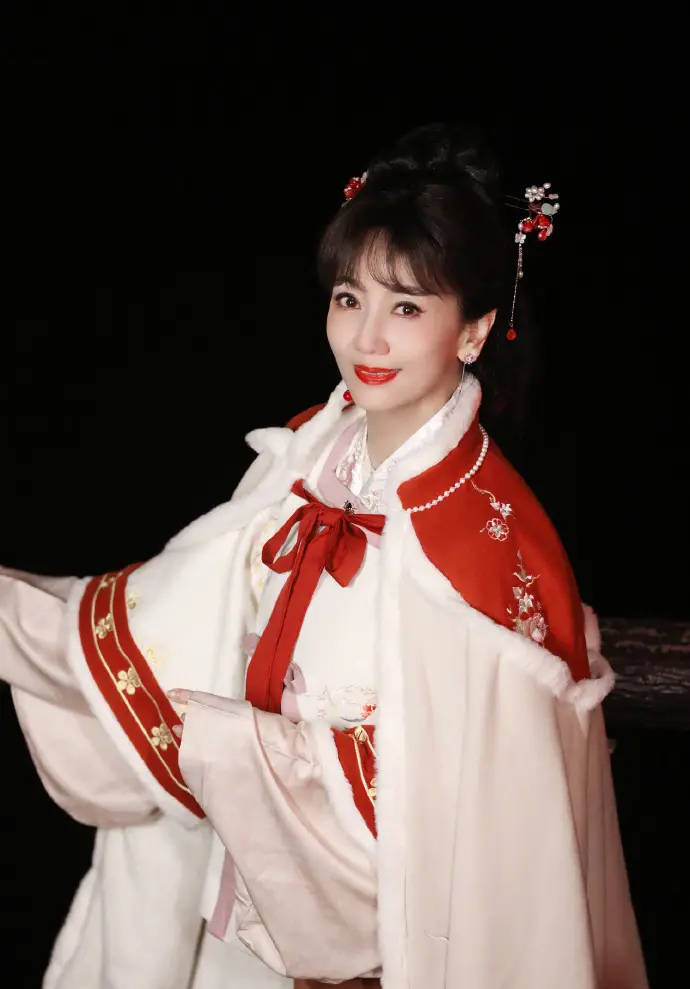 赵雅芝新年古装造型释出一袭红袍气质古典温柔