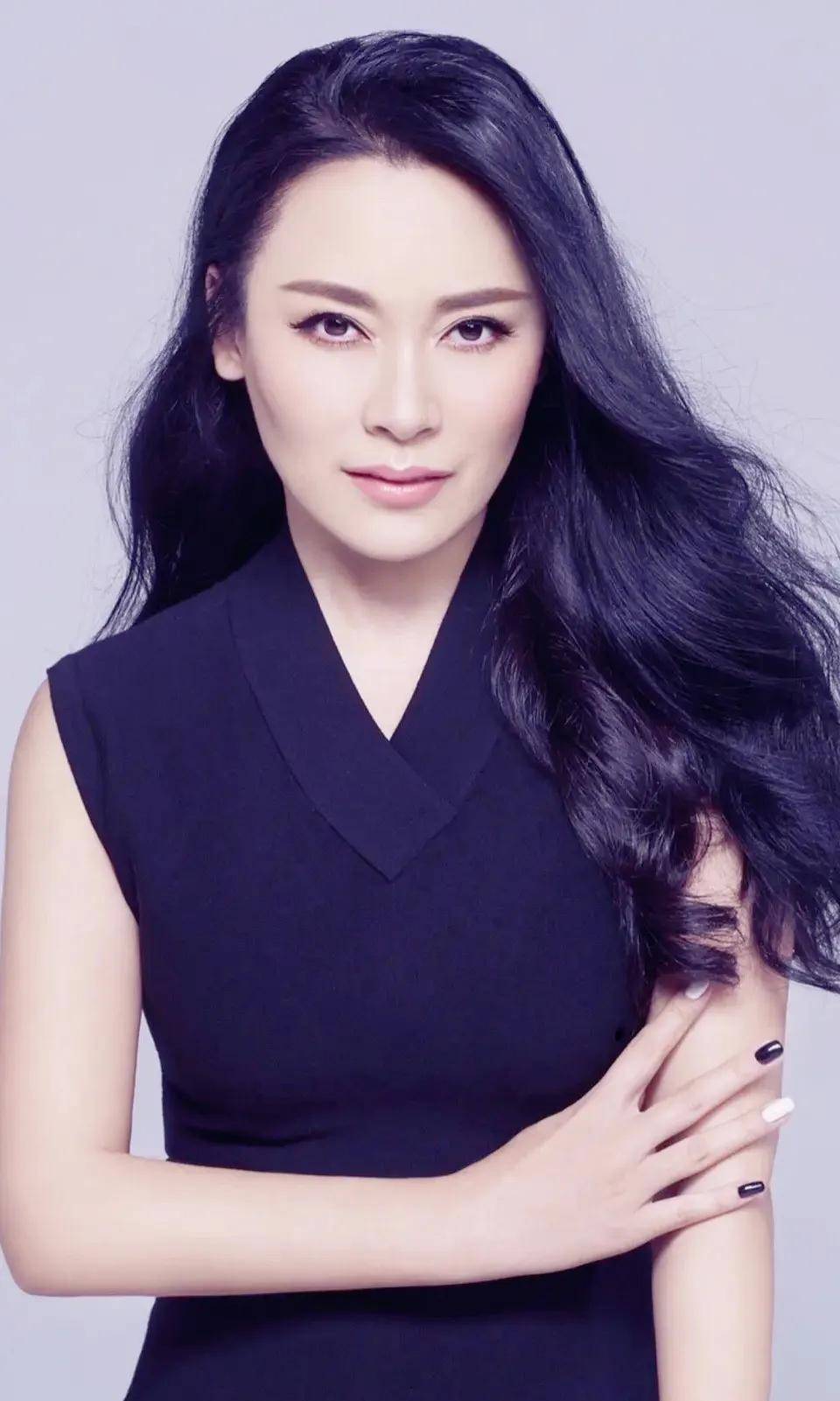 《繁花》邵峰:为娶影后刘欣退圈三年,成了宠妻狂魔,他53岁颜值大跌