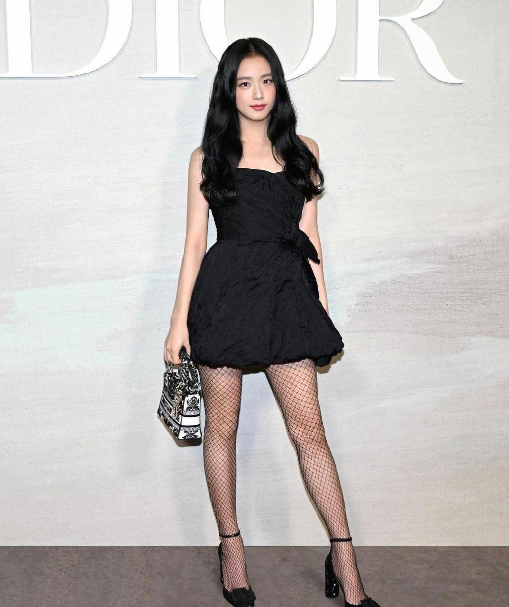 吉娜与金智秀罕见同框,两人穿同款渔网袜和高跟鞋,吉娜身材优越_郎朗