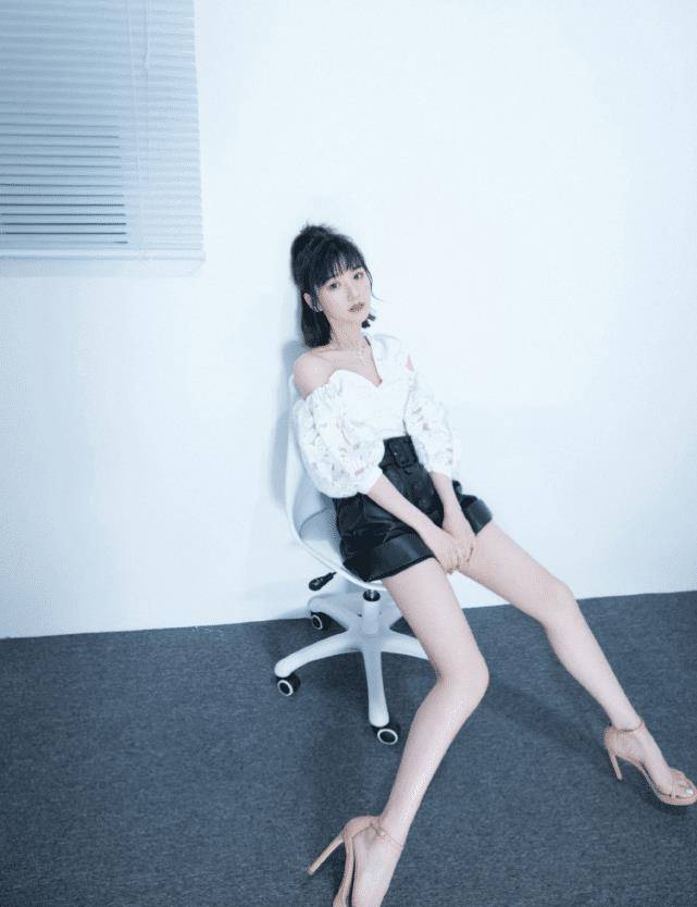 毛晓彤的"蝴蝶坐"火爆全网,两腿间无一丝缝隙,体重过百可学不来_时尚