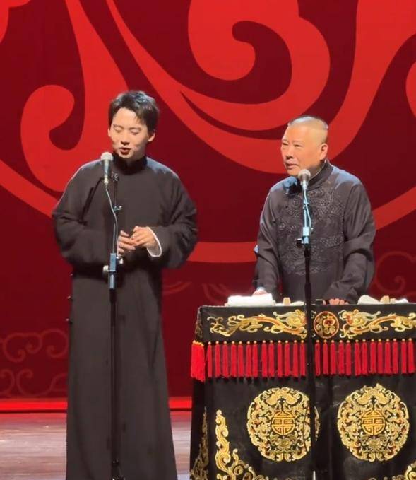 郭麒麟台上亲父亲额头,郭德纲回应两件误会,父子俩彻底大和解_汾阳