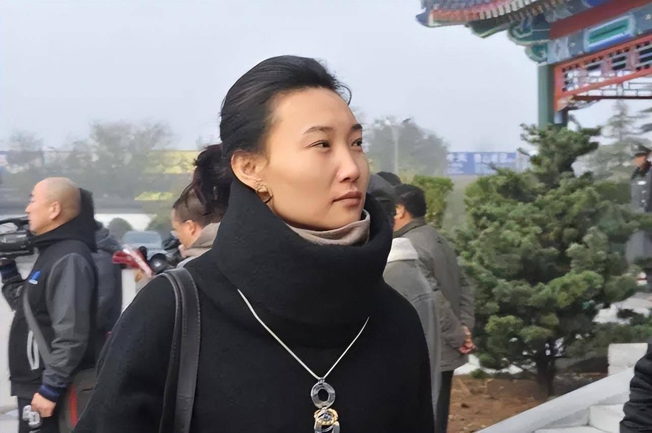 没有任何怨言;李梓萌戴上头套后,竟然真的变时尚了,最开始在2023电视