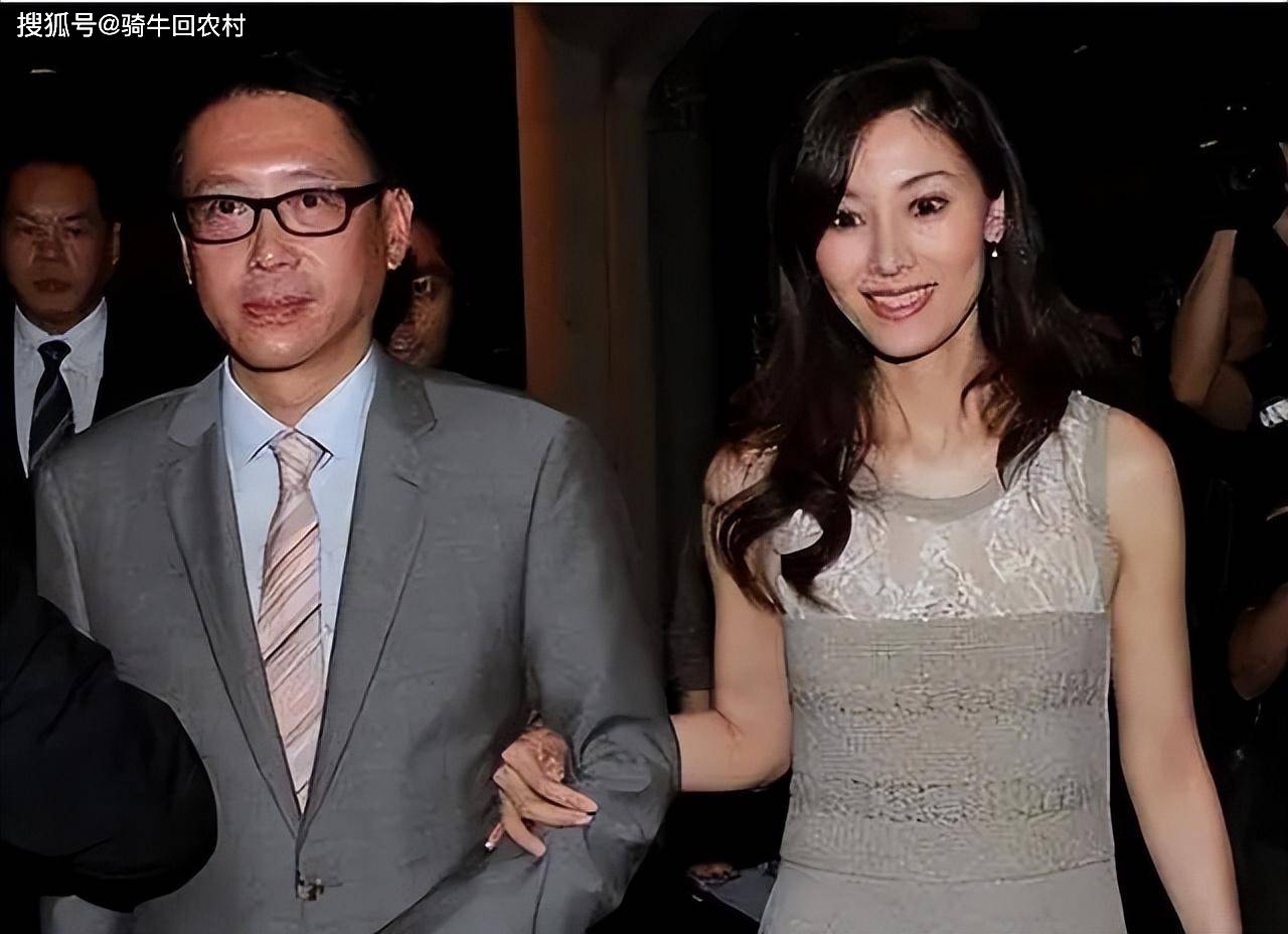 53岁李嘉欣疑重病留后遗症,走路虚弱无力,被许晋亨背后抱太甜了_家庭
