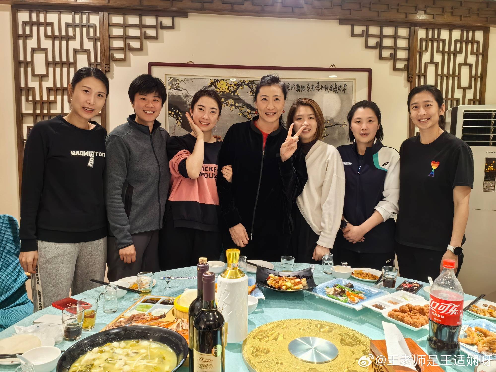 从照片可以看到,两届奥运会羽毛球女子单打金牌得主张宁站在中间,身旁