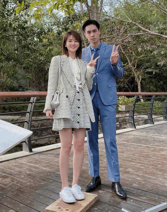 《小风暴》收官在即,乔欣晒与胡一天合照,但无精修的腿很吸睛!