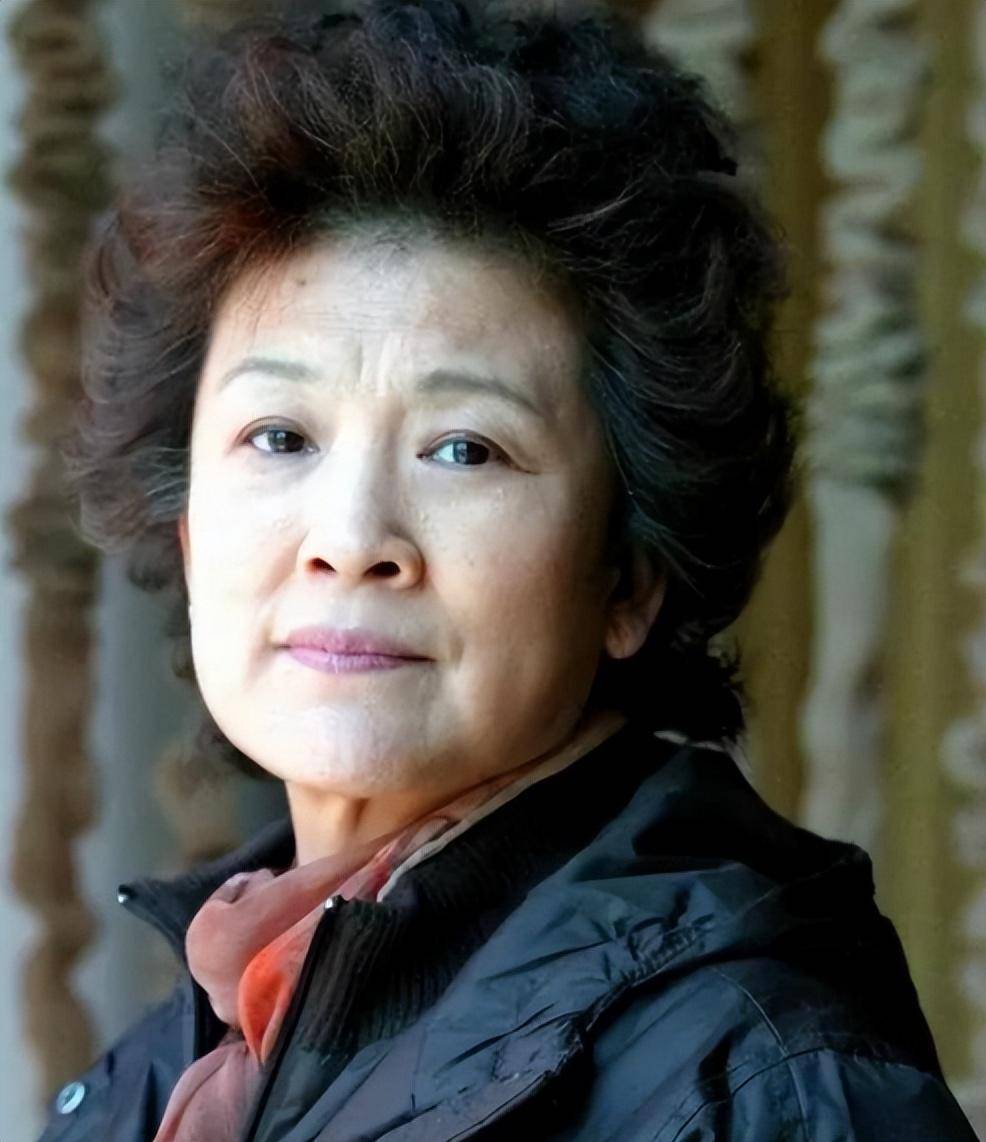 作为地方著名演员,宋春丽曾主演过多部经典影视剧,如《便衣警察》