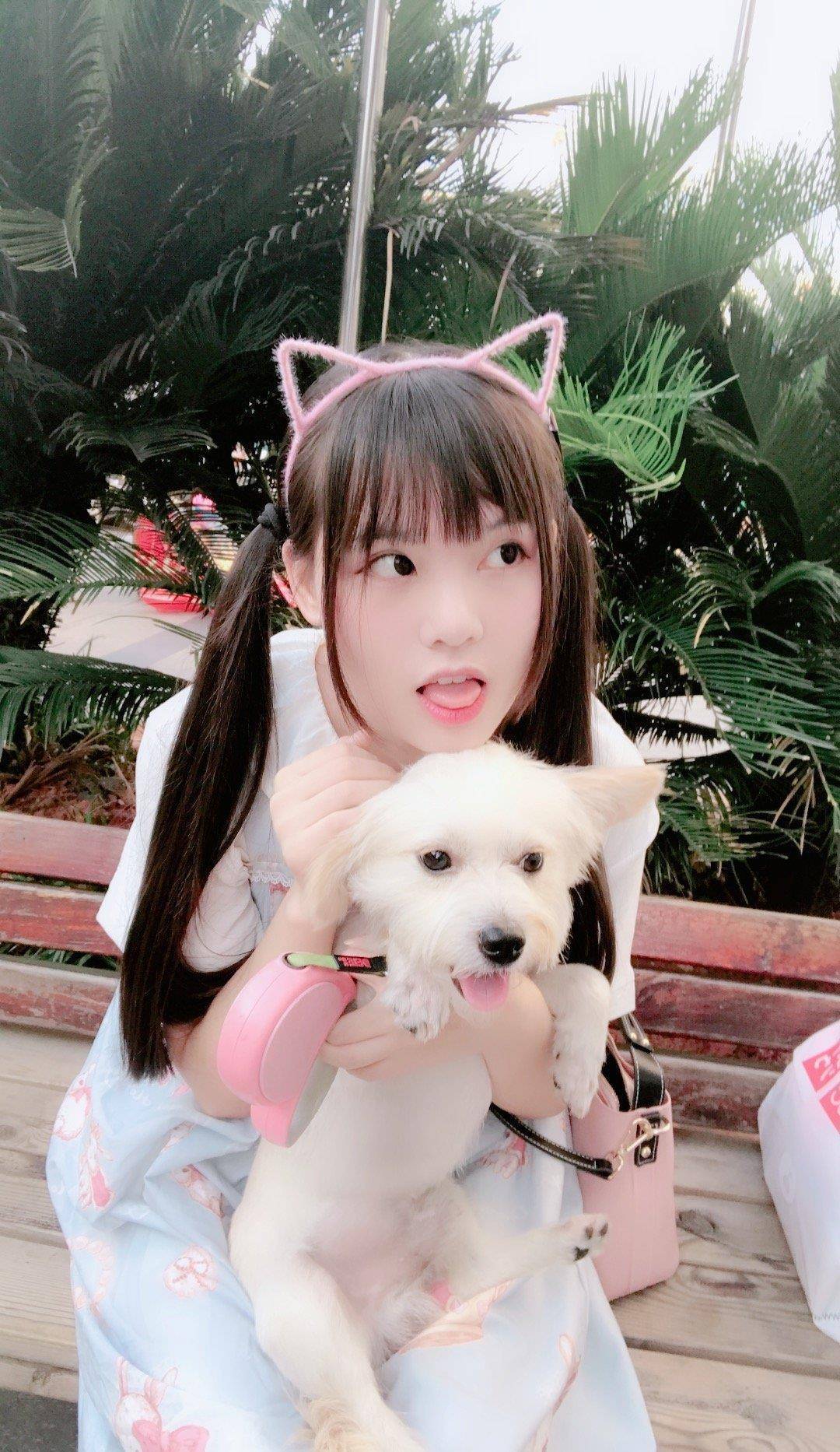 路人偶遇火线妹,拿起手机疯狂拍照,看清她的长相后:原来是这样的女生!