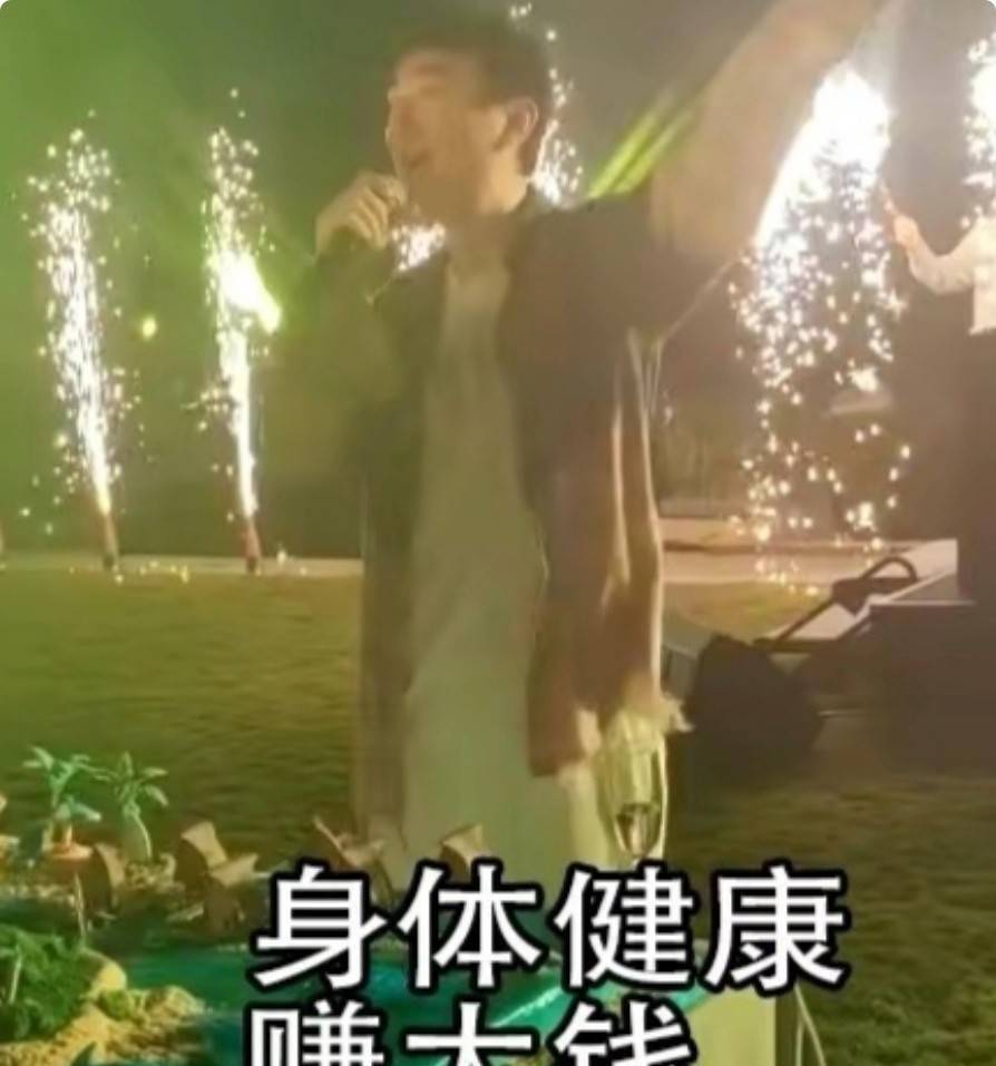 沒想到,正在吹蠟燭的王思聰卻拿著話筒開始送祝福.