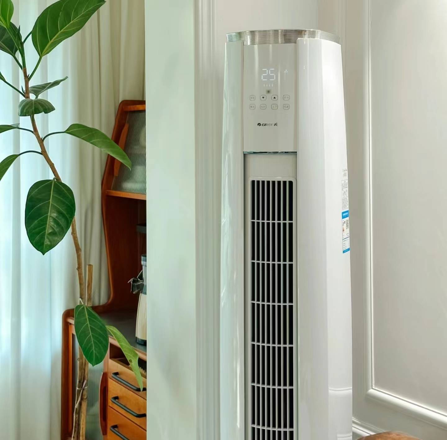 此外,格力云锦ii系列立柜式空调还具备独立除湿功能,贴心童锁,24小时