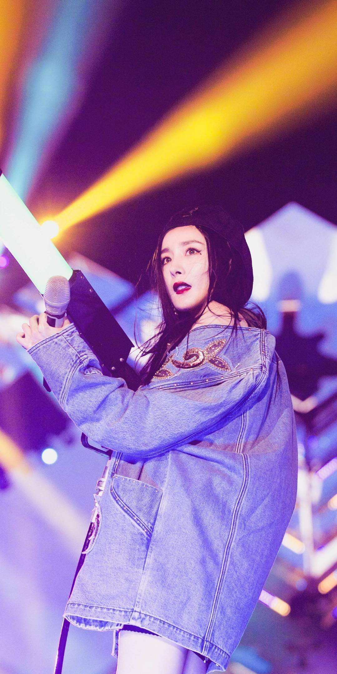 杨幂发文:小黑悄悄跟我说,明天演唱会加油.我说:能行_梦醒_全脸_时分