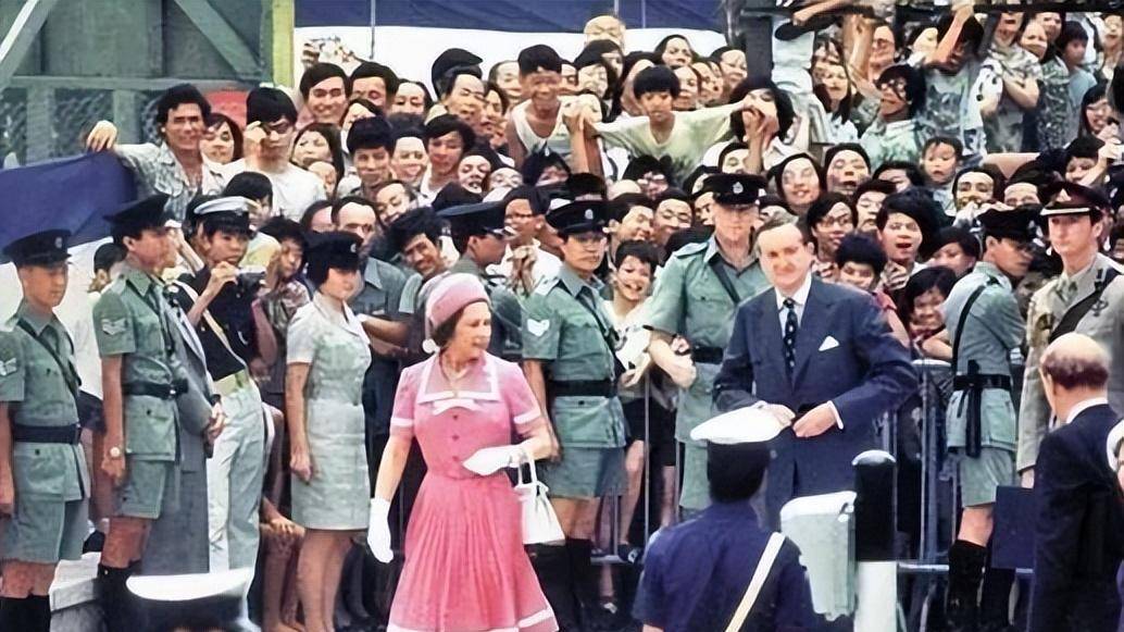 1975年,伊麗莎白二世訪問香港進入20世紀70年代,國際局勢風起雲湧