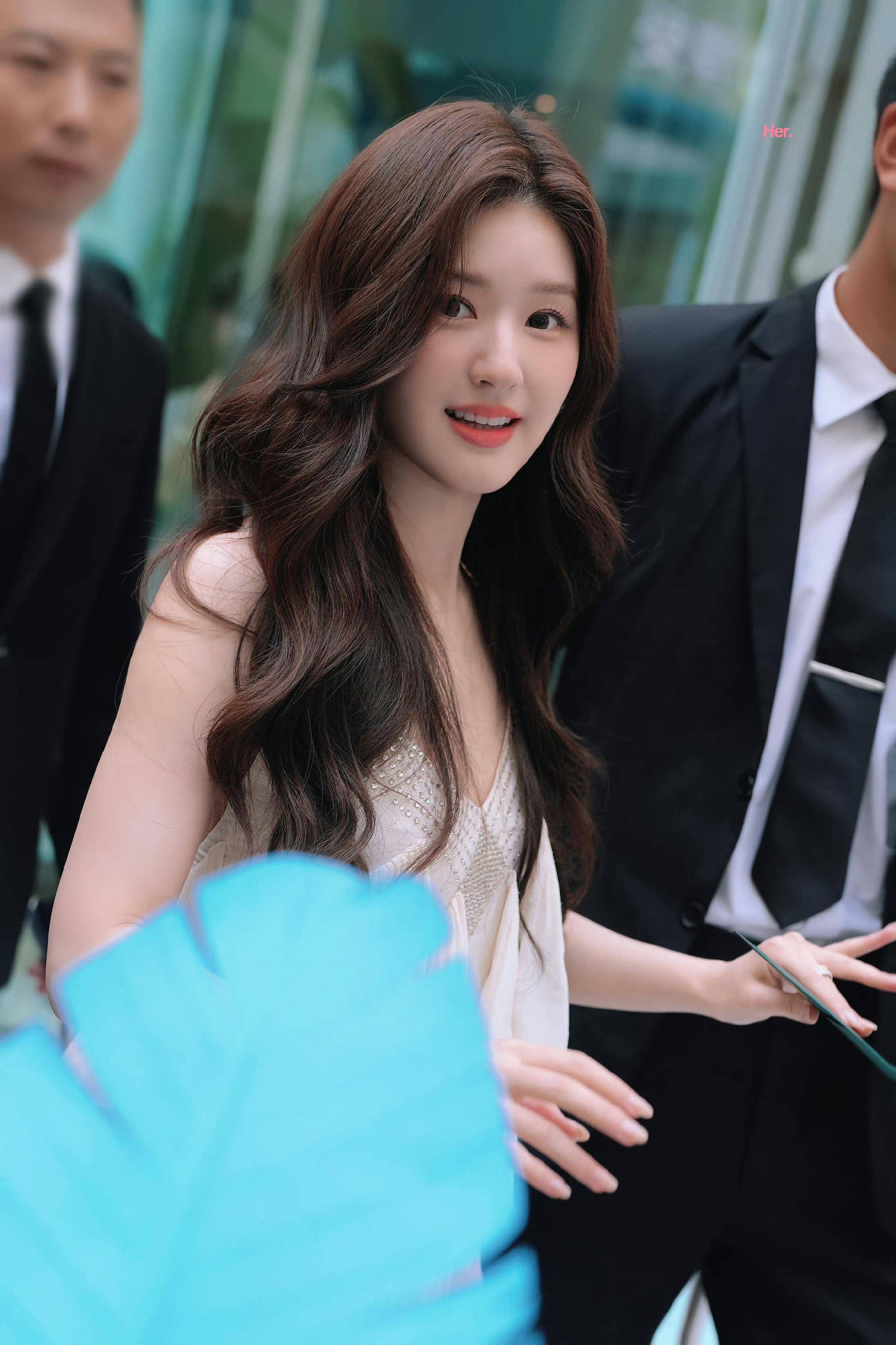 赵露思出席上海,白色"水母裙"完美无瑕,魅力如刘亦菲_裙子_活动_设计