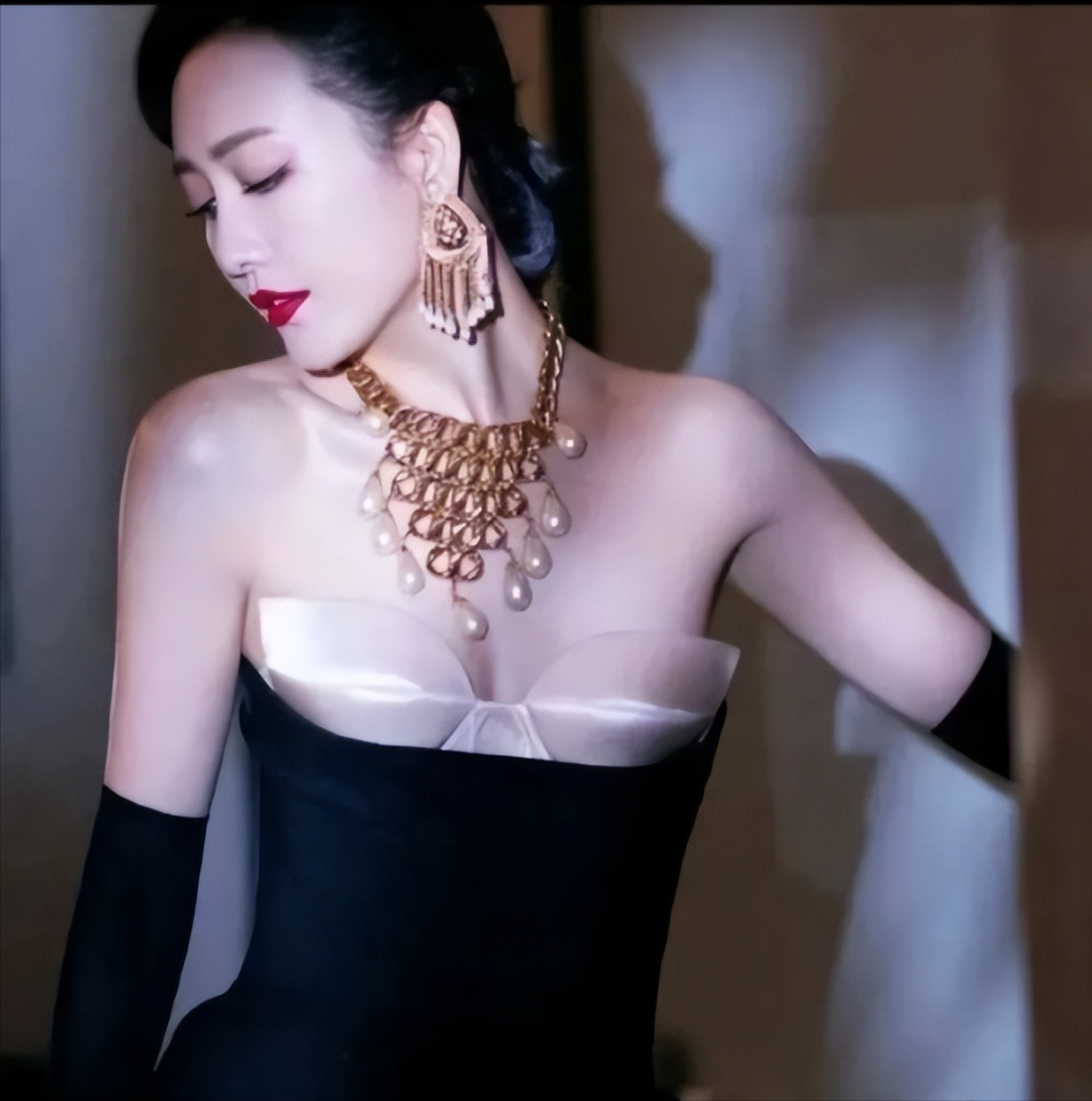 王鸥在外面穿内衣,半个职业生涯都暴露了,网友表示:受不了了_黑色