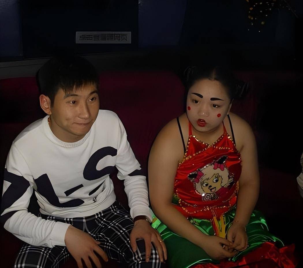 小黄飞:哈尔滨斯卡拉绽放的奇葩,专业扮丑20年,住豪宅开豪车_演出