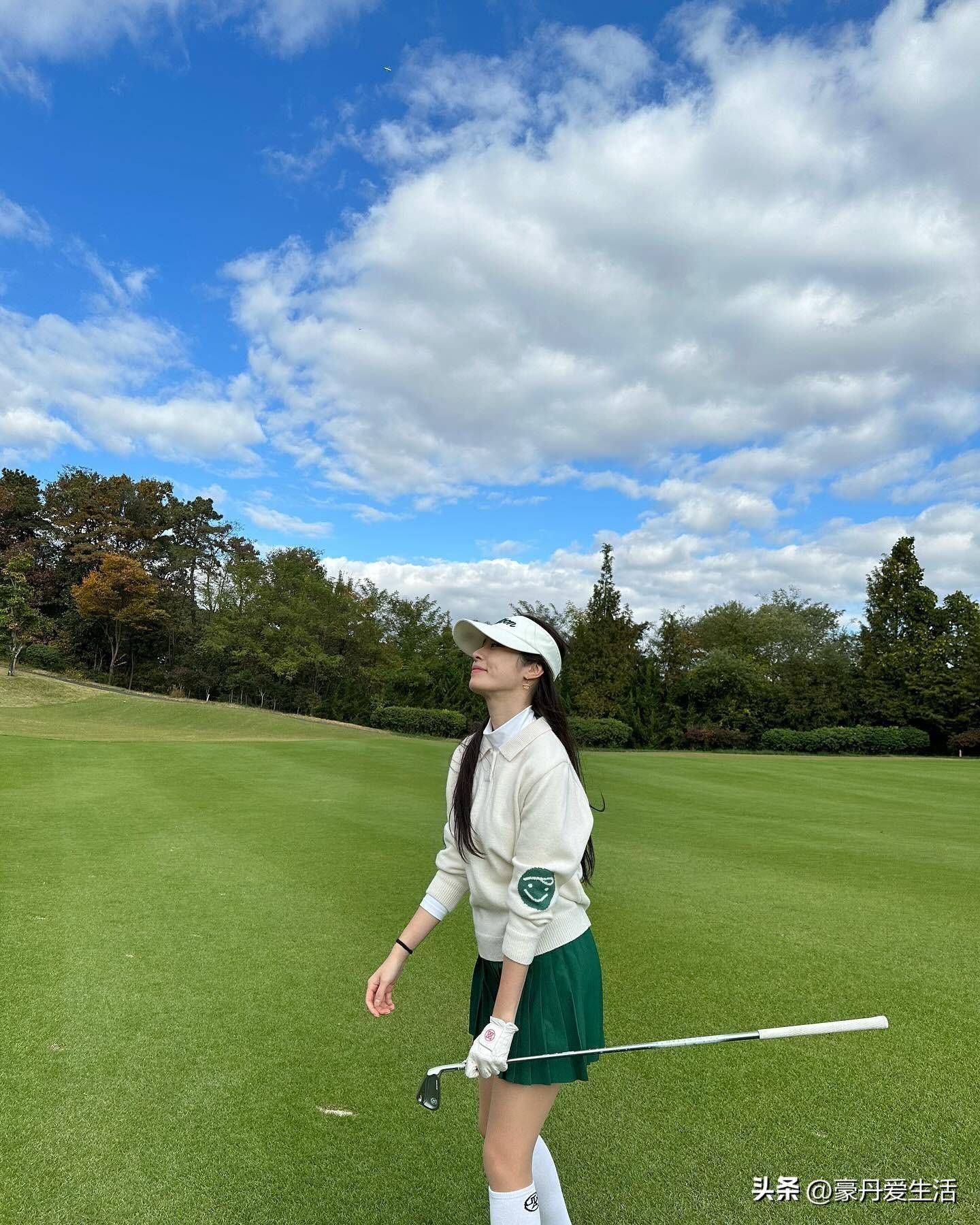 朴智妍显露奢华生活,绿色高尔夫小短裙配棒帽,看起来仙气十足_黄在均