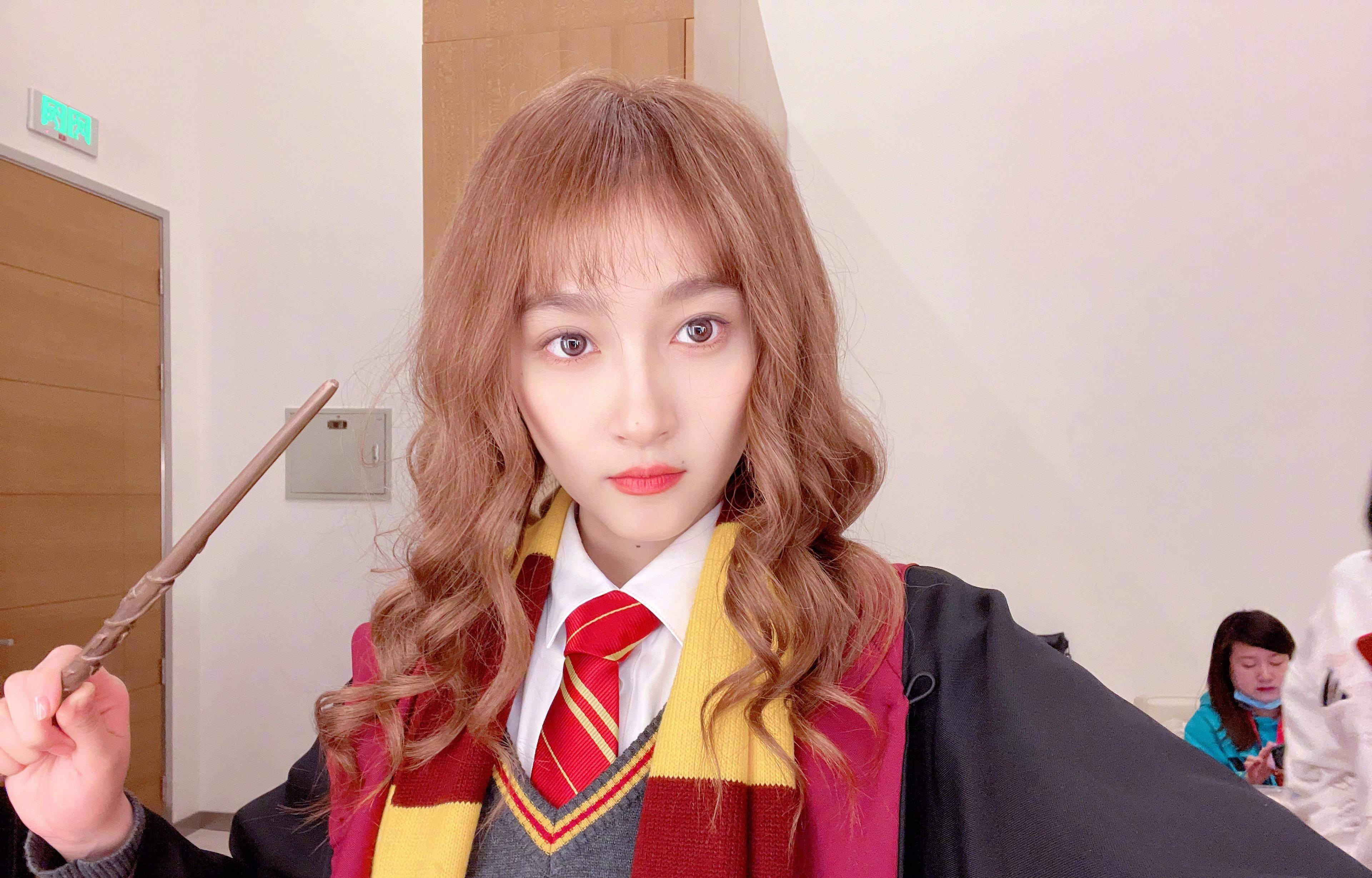 关晓彤晒齐刘海腮红妆,网友:此时一位鹿姓男子正对着屏幕傻笑_造型