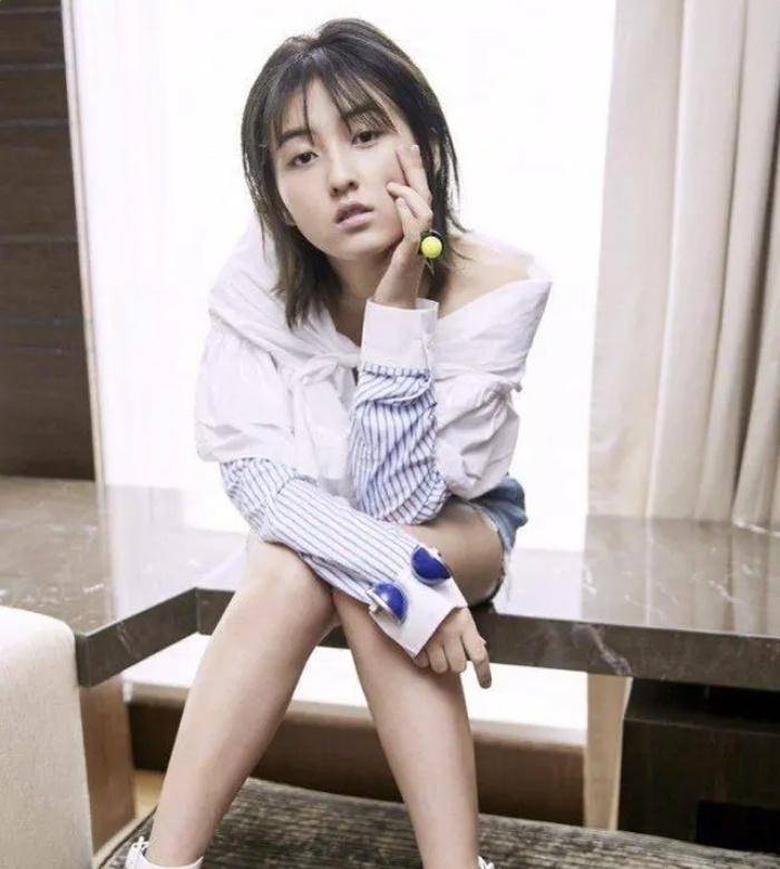 "玉米粒"牛仔短裤搭配露肩衬衫,张子枫又扮睡美人了!