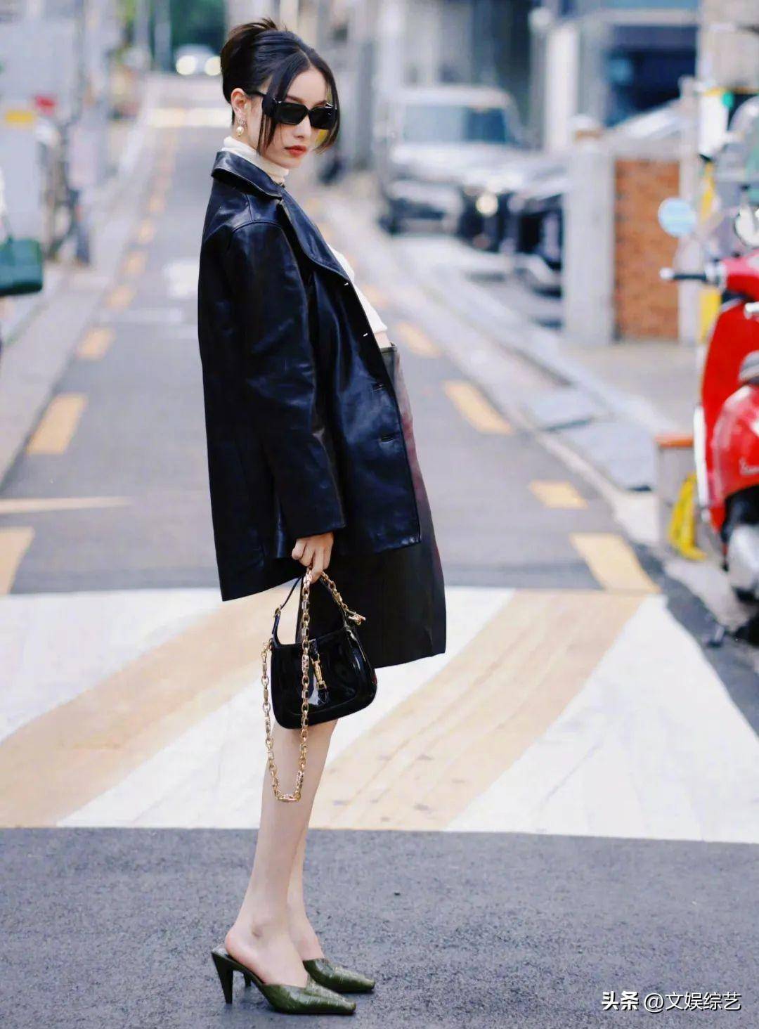 倪妮现身韩国街头摆姿势拍照,身穿紧身衣皮裤短裙,十分迷人迷人