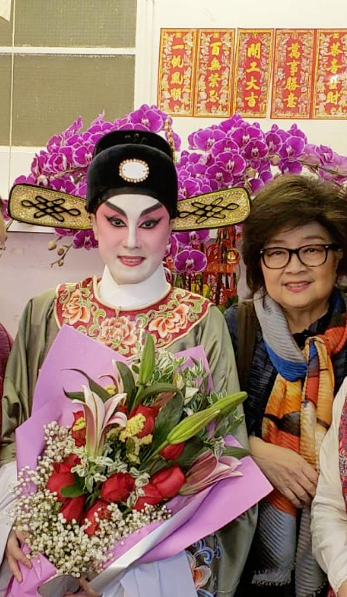 她英俊儒雅女扮男装,是香港10大杰青,女粉众多,56岁未谈过恋爱_盖鸣晖