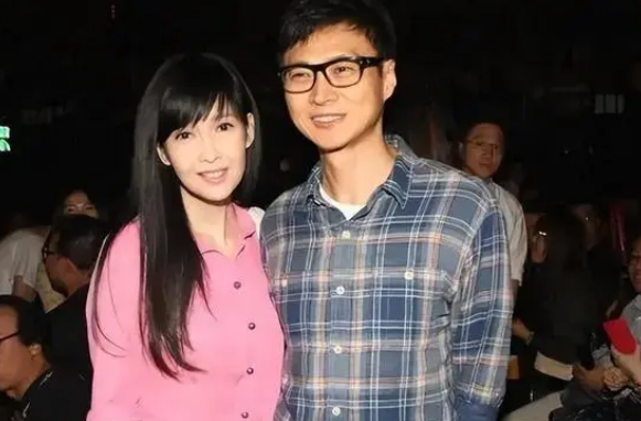 55岁周慧敏秀恩爱,她结婚13年未生子,原谅出轨8次的丈夫_倪震_婚姻