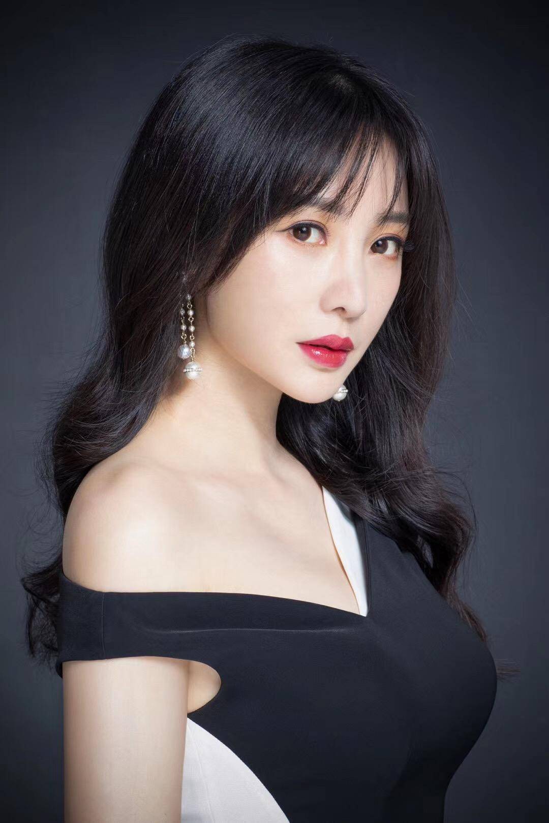 被打网球的柳岩惊艳到了,好身材遮不住,一双"漫画腿"很吸睛_父母_因为