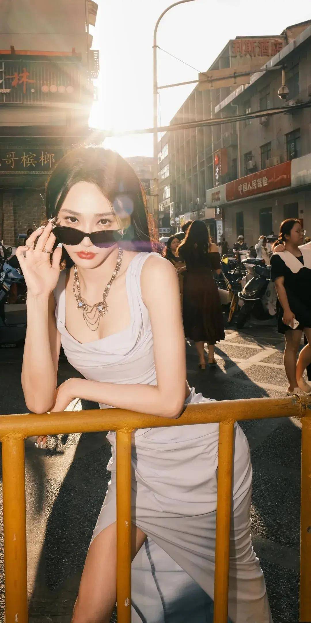 陈冰白衬衫美女街拍写真集_白色_时尚_造型