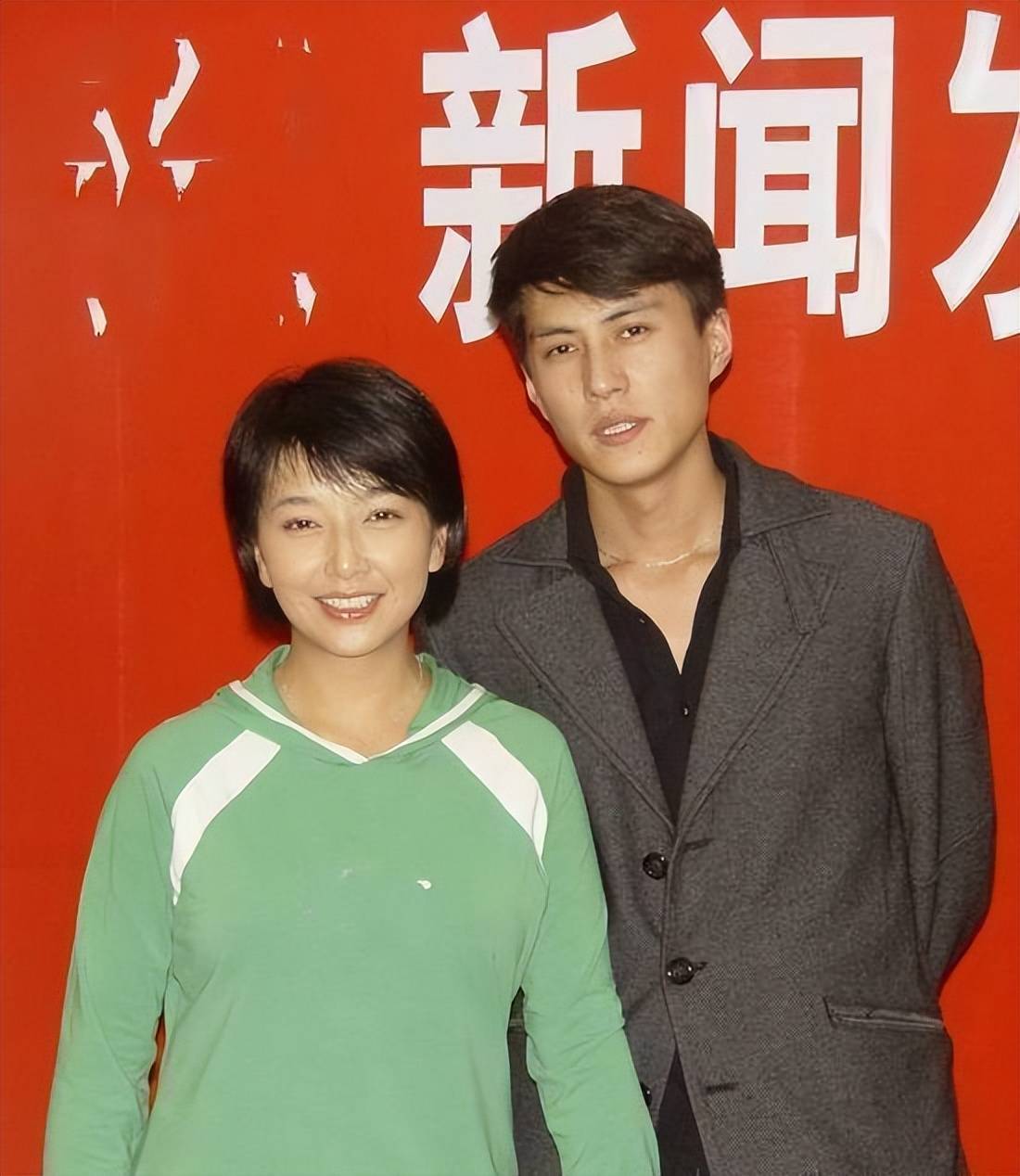 但在现实中,靳东却发现自己对江珊产生了意外的感情