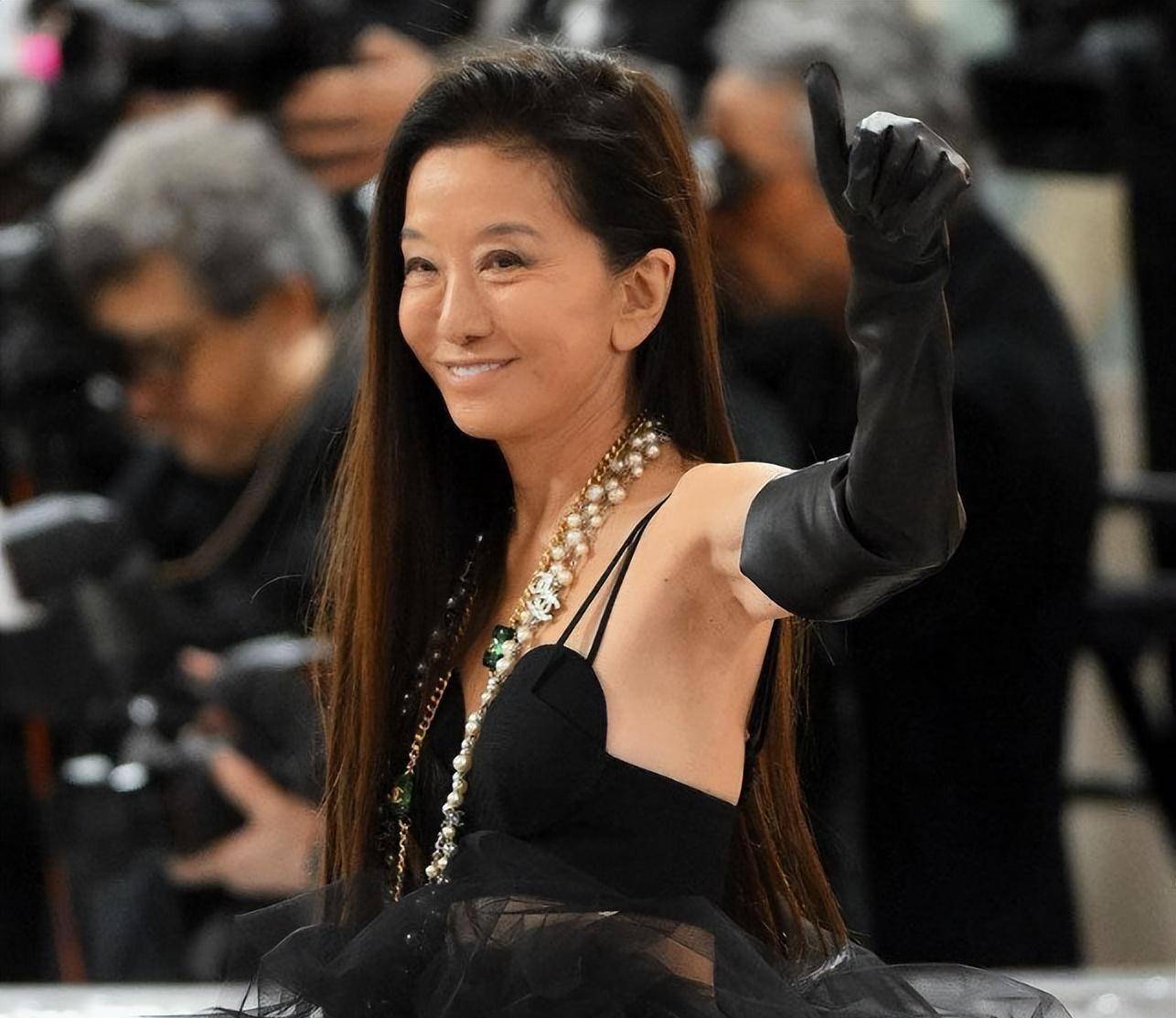 5 月上旬,vera wang 分享了一張自己參加紐約博物館 met gala 的照片