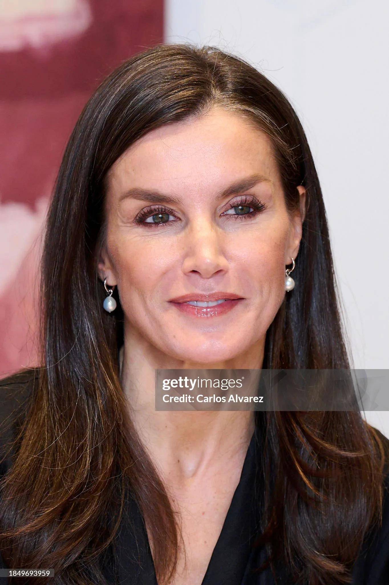 莱蒂齐亚王后黑白配,示范经典穿搭_造型_黑色_来自