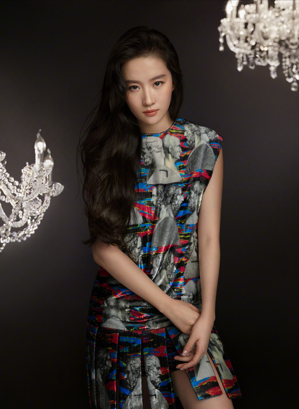 刘亦菲阿布扎比路演,松弛感的具象化,简单的穿搭不一样的风格_时尚