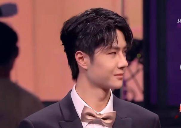 王一博晚会遇套路,梁田伙同观众要求开直播,一博笑的无奈又宠溺_话题