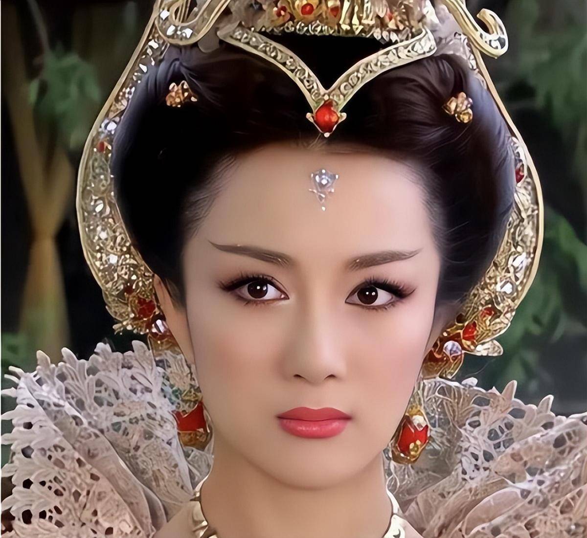 李依晓遭网友吐槽,新女人专业户,然而之前的她可不是这个样子的_叶璇