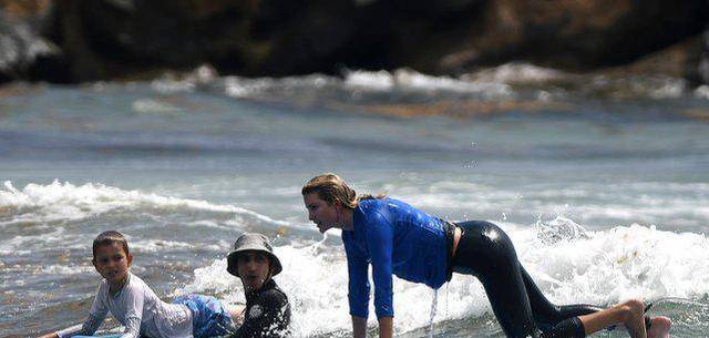 伊万卡素颜海滩冲浪,皮肤紧致身姿挺拔,网友:笑得也很甜美_海浪_金发