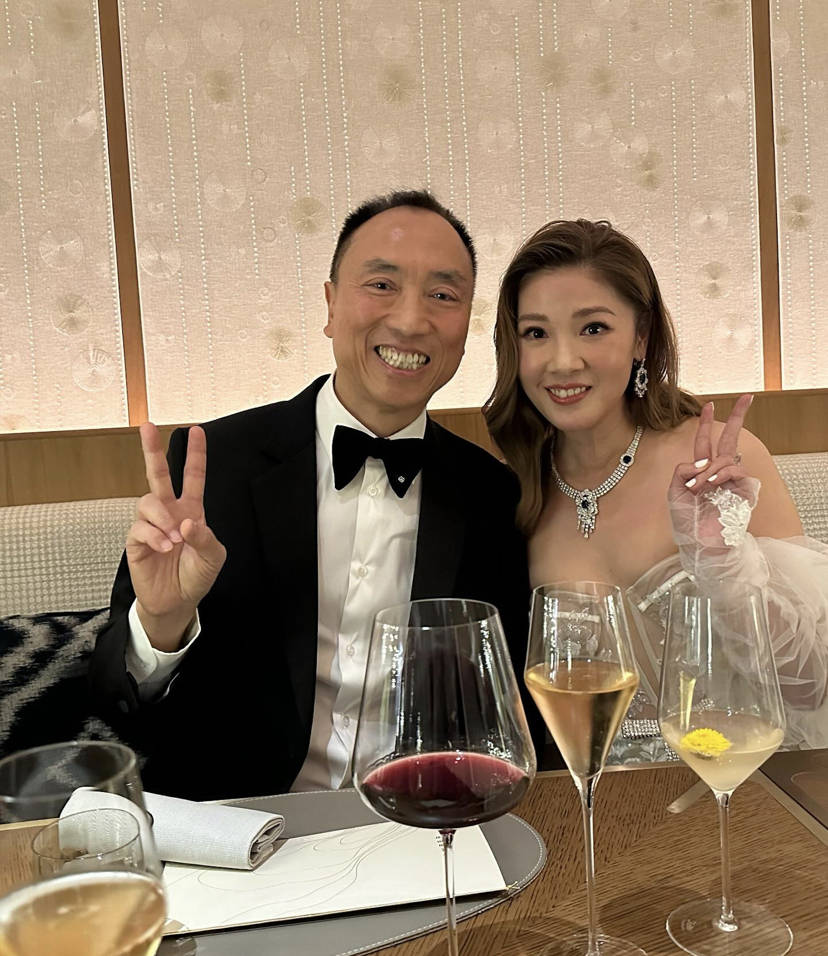 50岁港姐翁嘉穗与邬友正庆结婚25周年,包法国餐厅设宴,穿镶钻礼服超