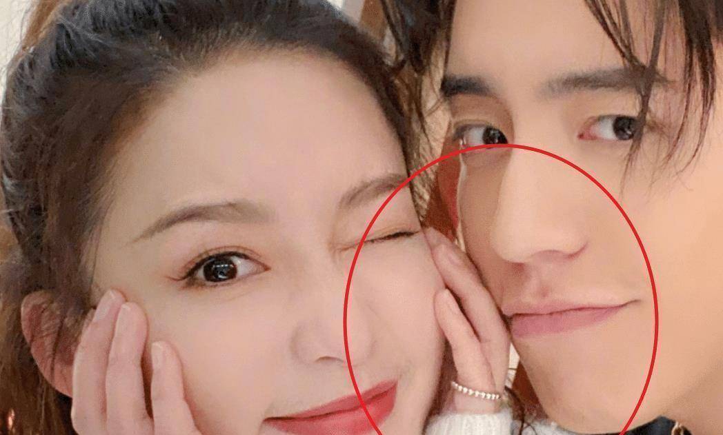 《狼殿下》超强售后,李沁王大陆同晒合照,两人动作却很亲密!