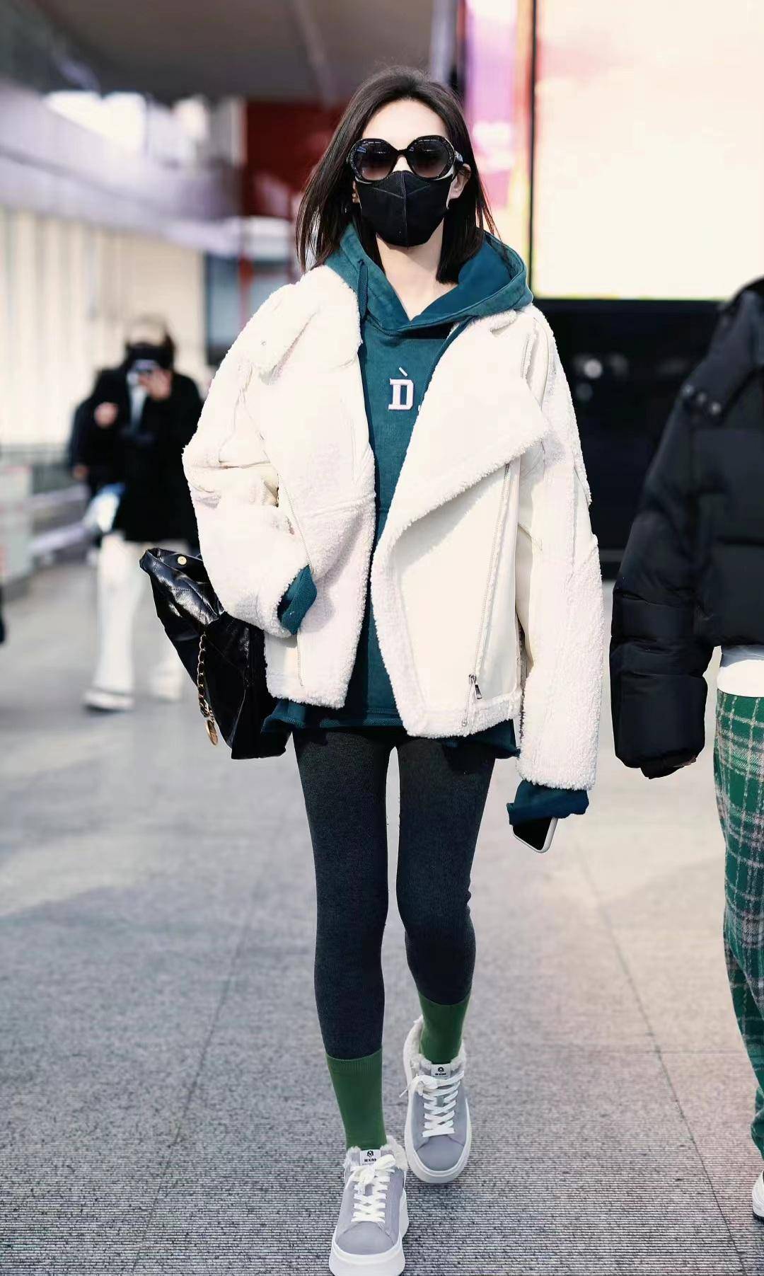 李一桐皮毛一体拼接夹克内搭连帽卫衣配牛仔裤,保暖时尚又利落