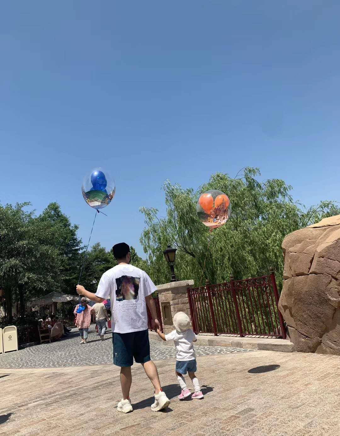 安姐穿着漂亮的裙子,还穿着小孩专有的袜子,坐在窗前背对着陈赫,桌子