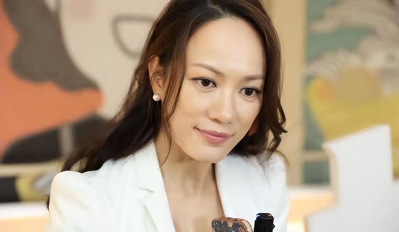 她是香港科技大高材生,撞脸王菲,在tvb做绿叶17年,41岁嫁同学_简慕华